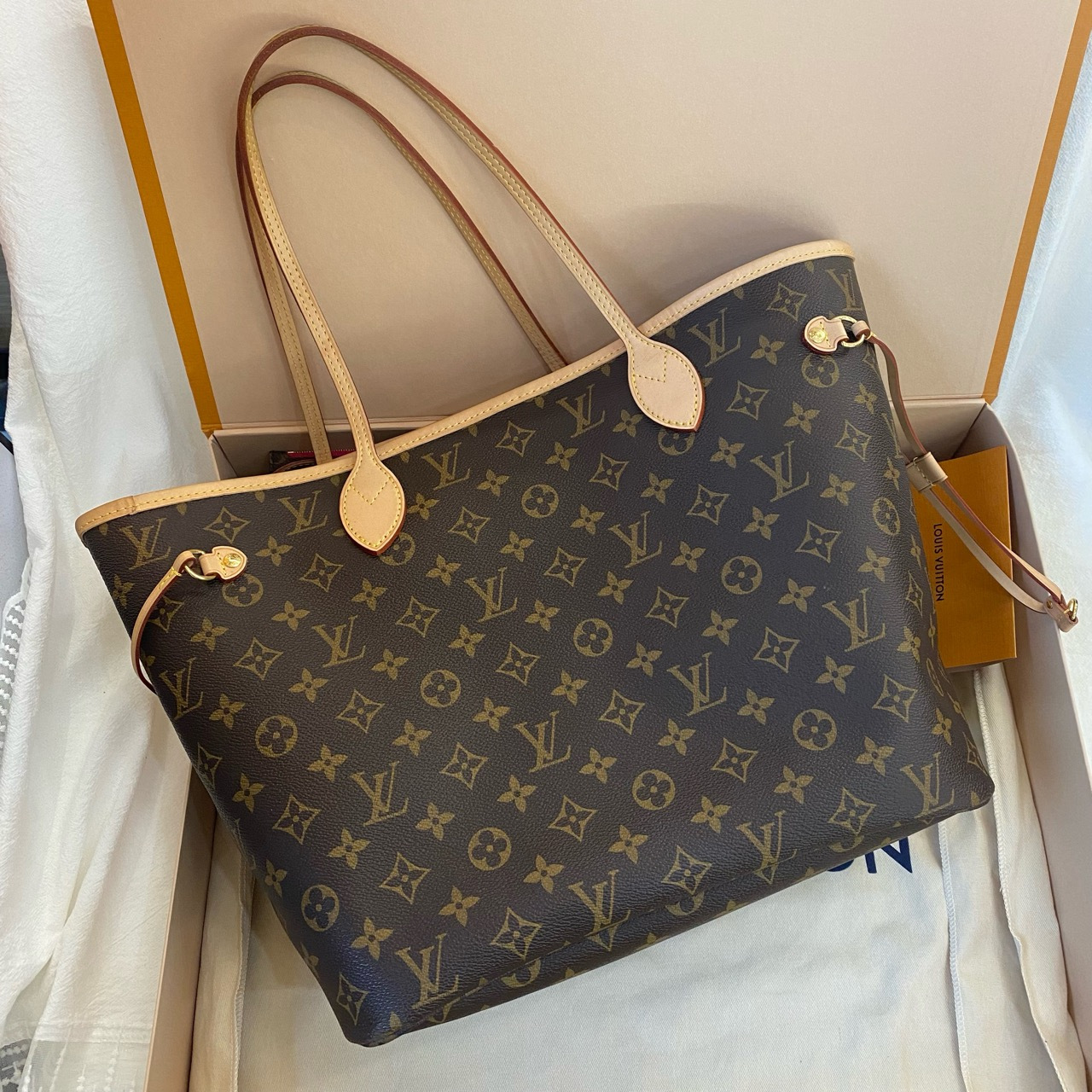 这款路易威登 neverfull 中号全套芯片款手袋,采用了经典的老花图案和