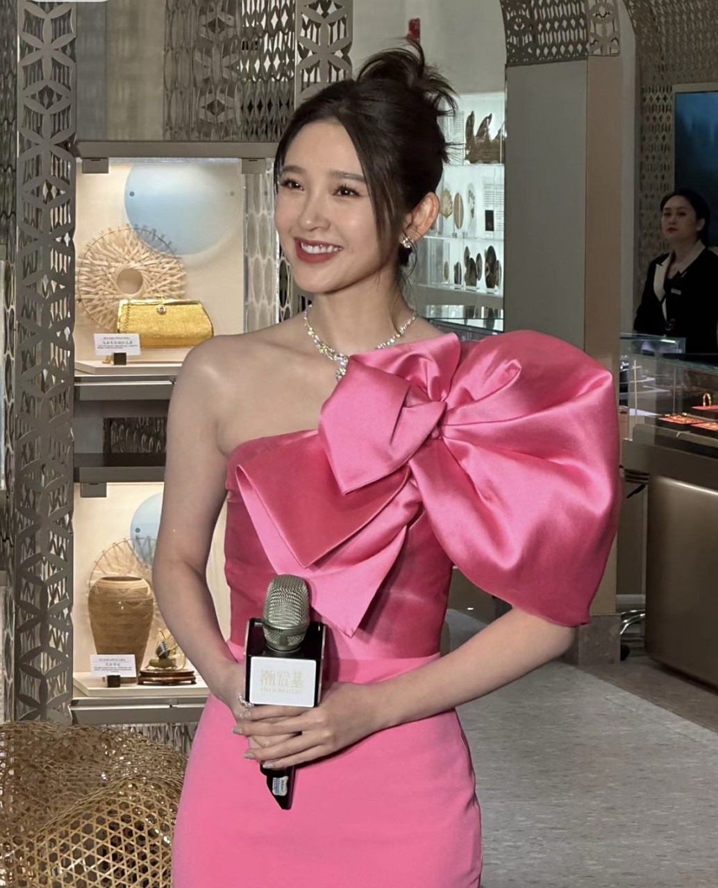 偶遇唐艺昕,她本人真是太漂亮太甜美了,身材也非常苗条,一颦一笑都很