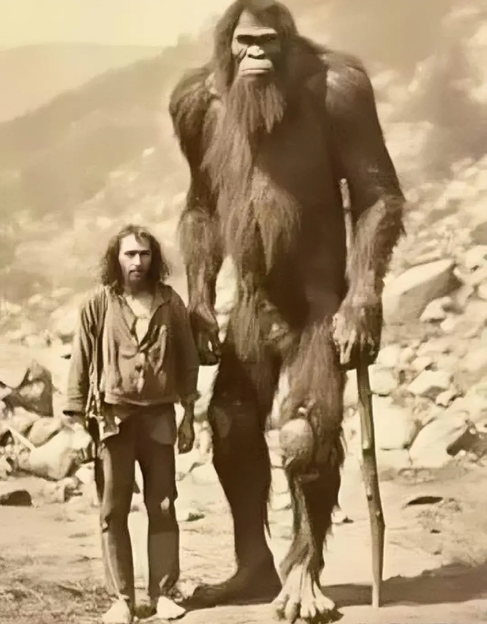 上世纪40年代,美国俄勒冈州,一名一米八的男子和野人的合影.