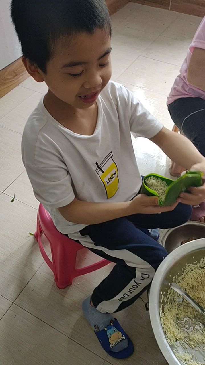 孩子学包粽子好像有点模样