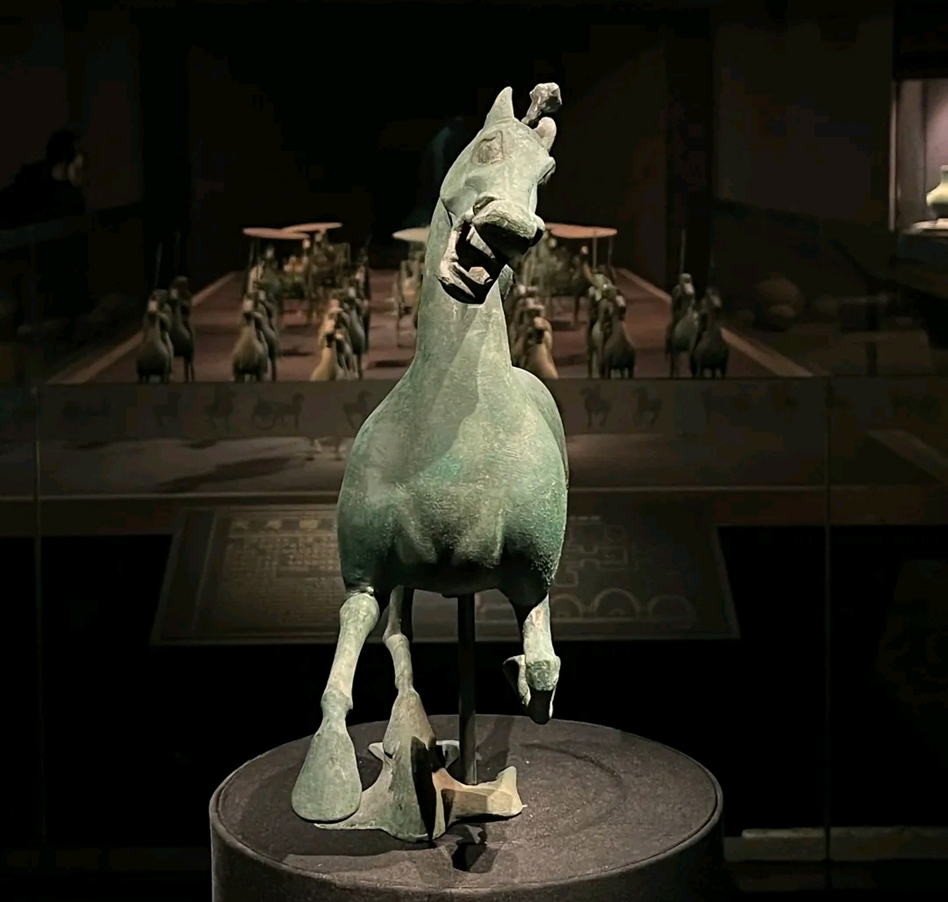 还有谁被这张马踏飞燕的正面照笑到!还!有!谁!