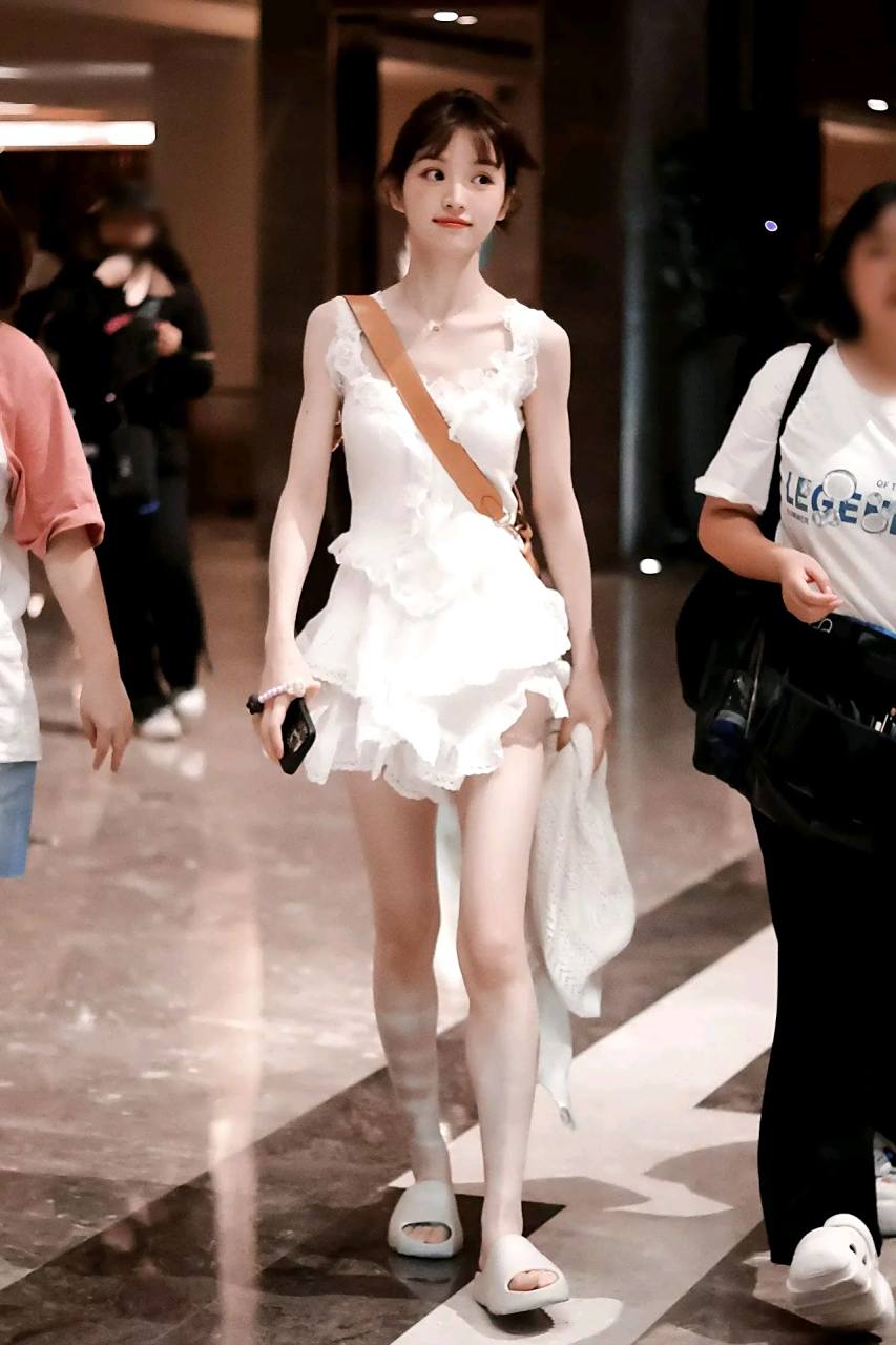 田曦薇的眼睛是她五官中最出彩的部分,圆圆的葡萄