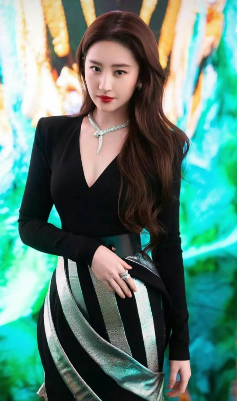 网友:刘亦菲这大红唇多少有点诱人,五官好精致,身材苗条,眼神迷人