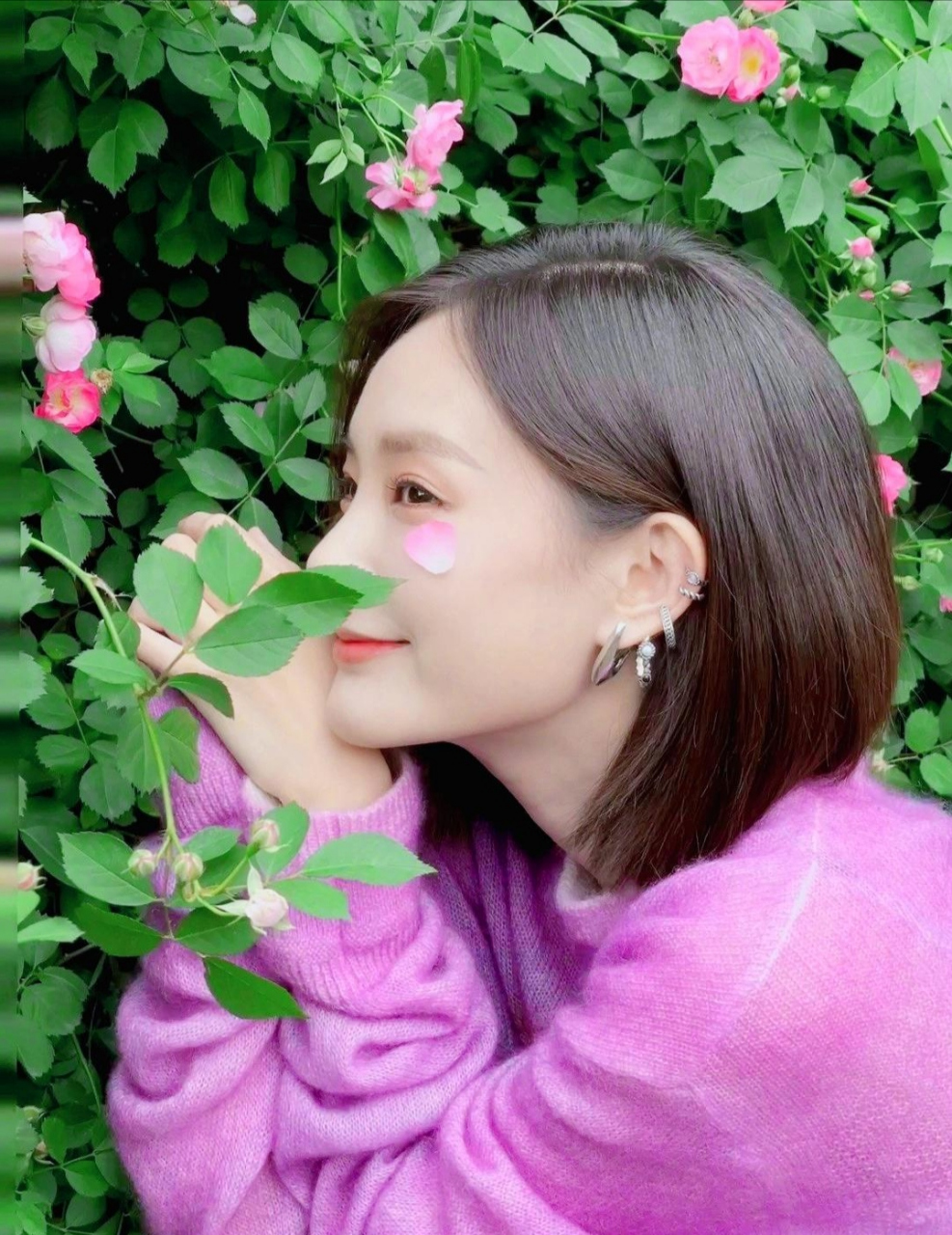 看李一桐的侧脸清纯甜美,看她就像这盛开的花朵一样粉粉嫩嫩的好可爱