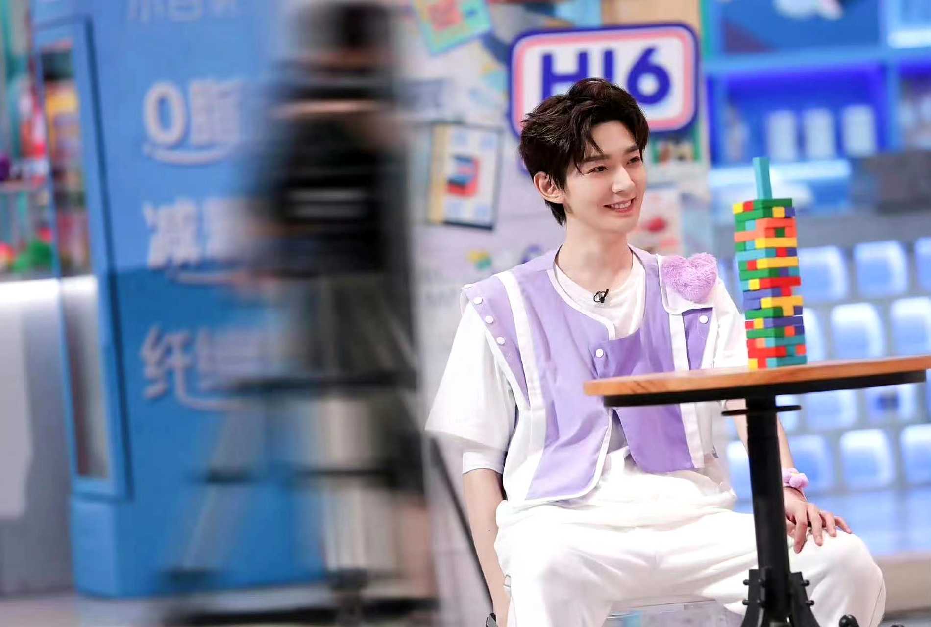 邓为笑起来被网友说撞脸六小龄童,你觉得像吗?