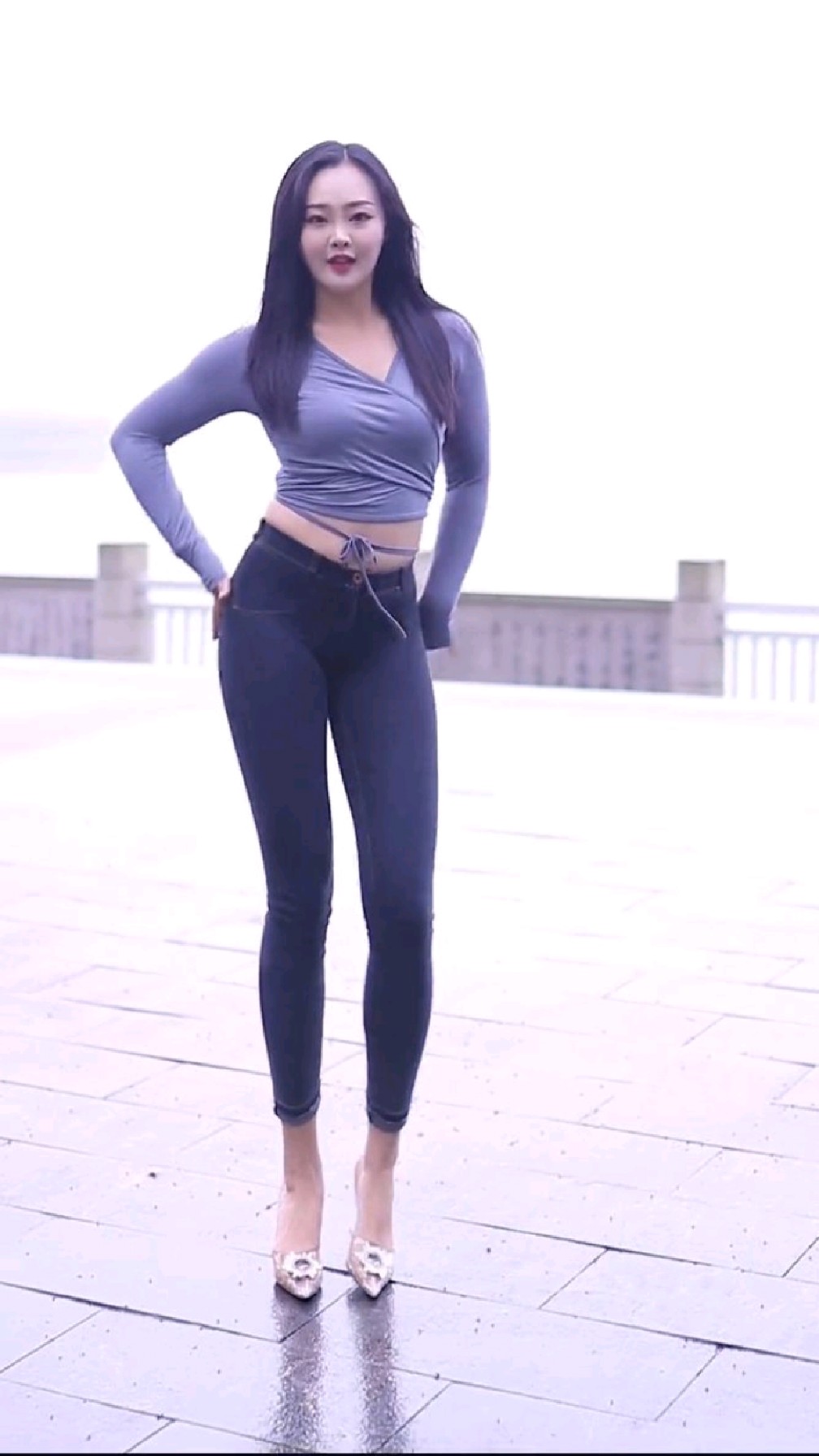 这么漂亮的微胖牛仔裤美女小姐姐这身材简直性感完美!