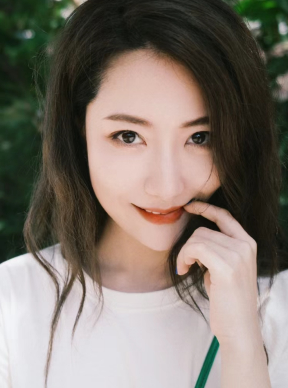 白冰穿白色t恤,背着绿色小包包出门遛弯,染了头发又找回原来恬静的