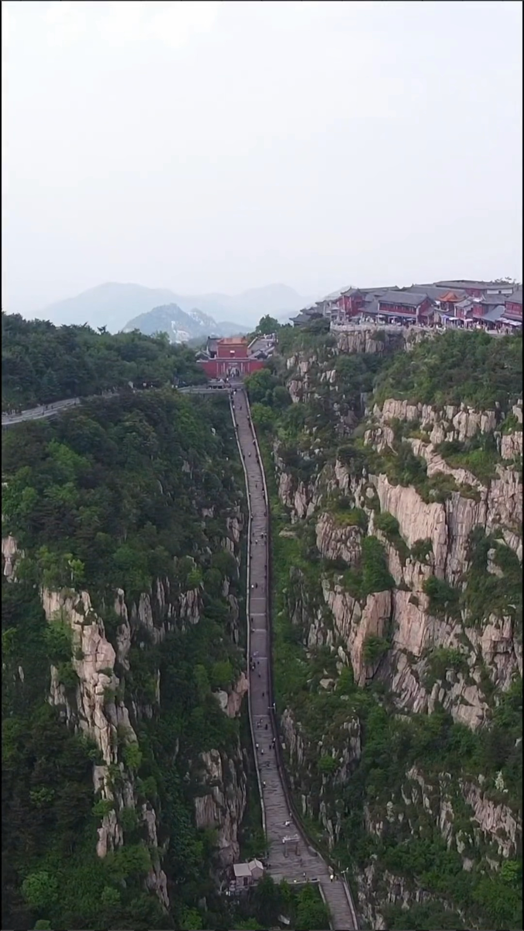 泰山南天门位于泰山十八盘的尽头,海拔1460 米,古称"天门关".-度小视