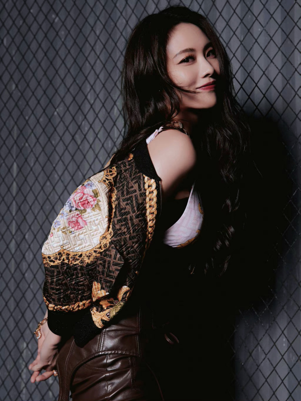 王霏霏# 皮衣皮裤也掩盖不住曲线身材,前凸后翘,纤瘦大长腿,性感火辣