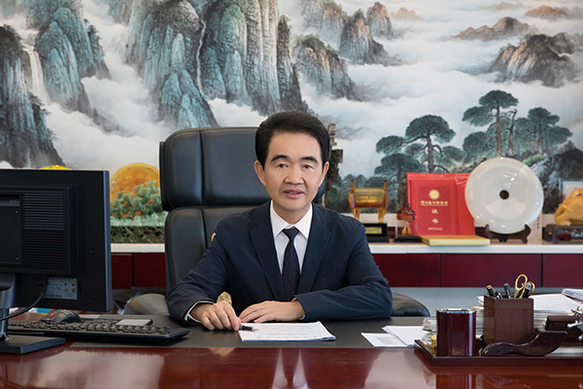 深圳海雅集团董事长涂辉龙,广东汕尾陆河人,深圳著名的海雅百货就是其