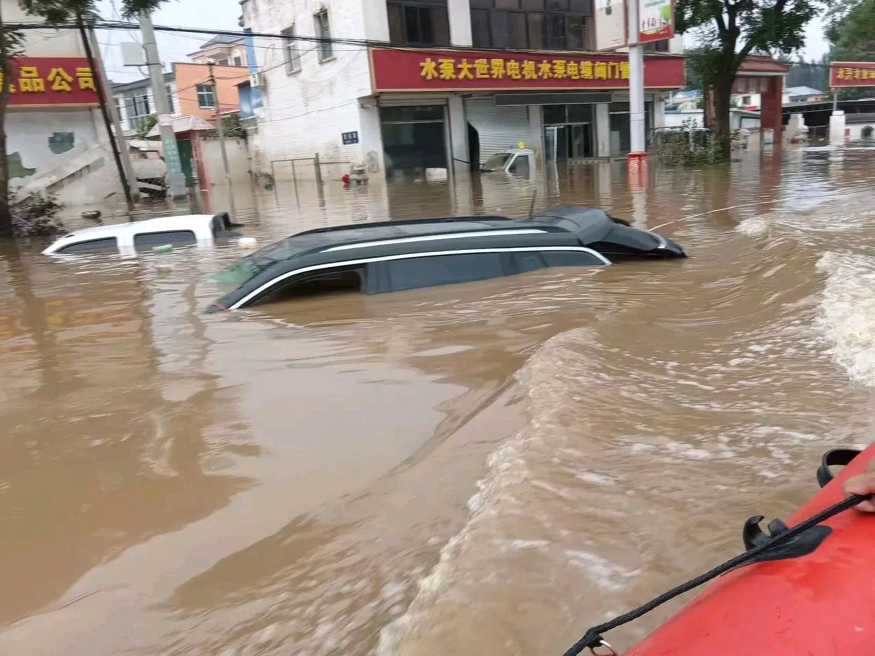 涿州暴雨洪水被困高楼第四天,姐姐凌晨趟水去自来水厂抢了两桶水,步梯