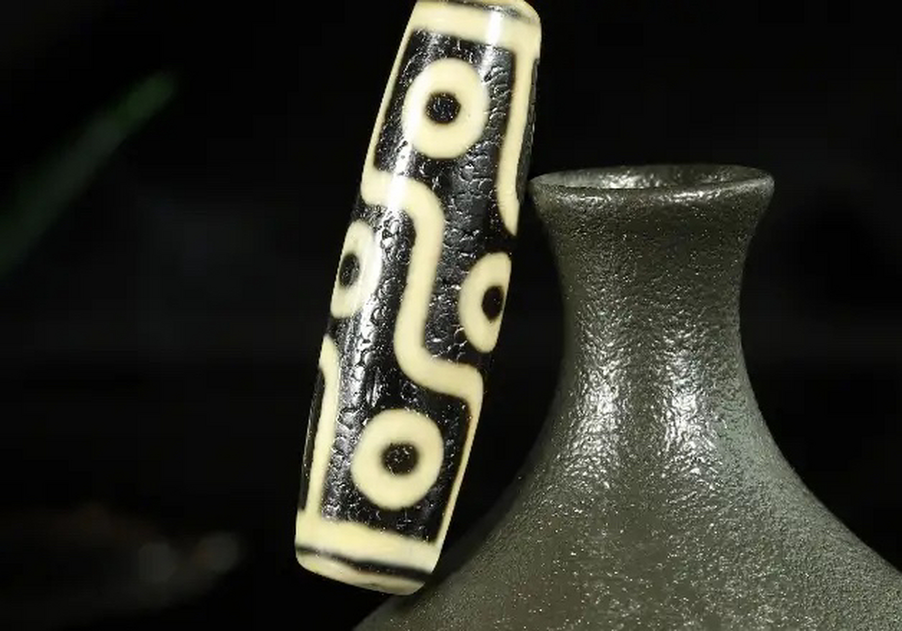 2010年,李连杰豪掷2000万在西藏大昭寺购得一枚九眼天珠,马未都听说后