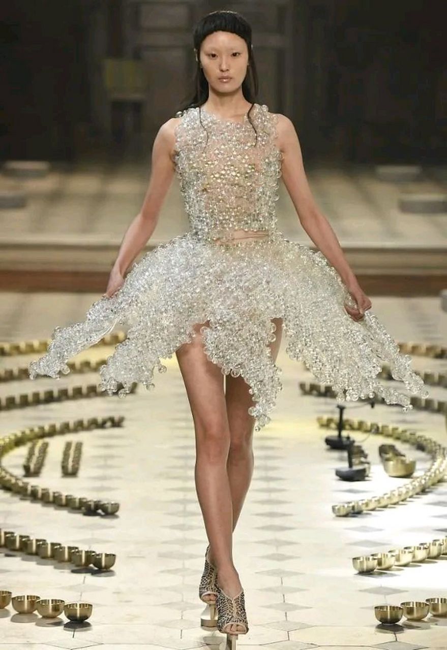 法国时装秀,模特全裸走秀,仅披着一层薄纱,像一只海底生物.