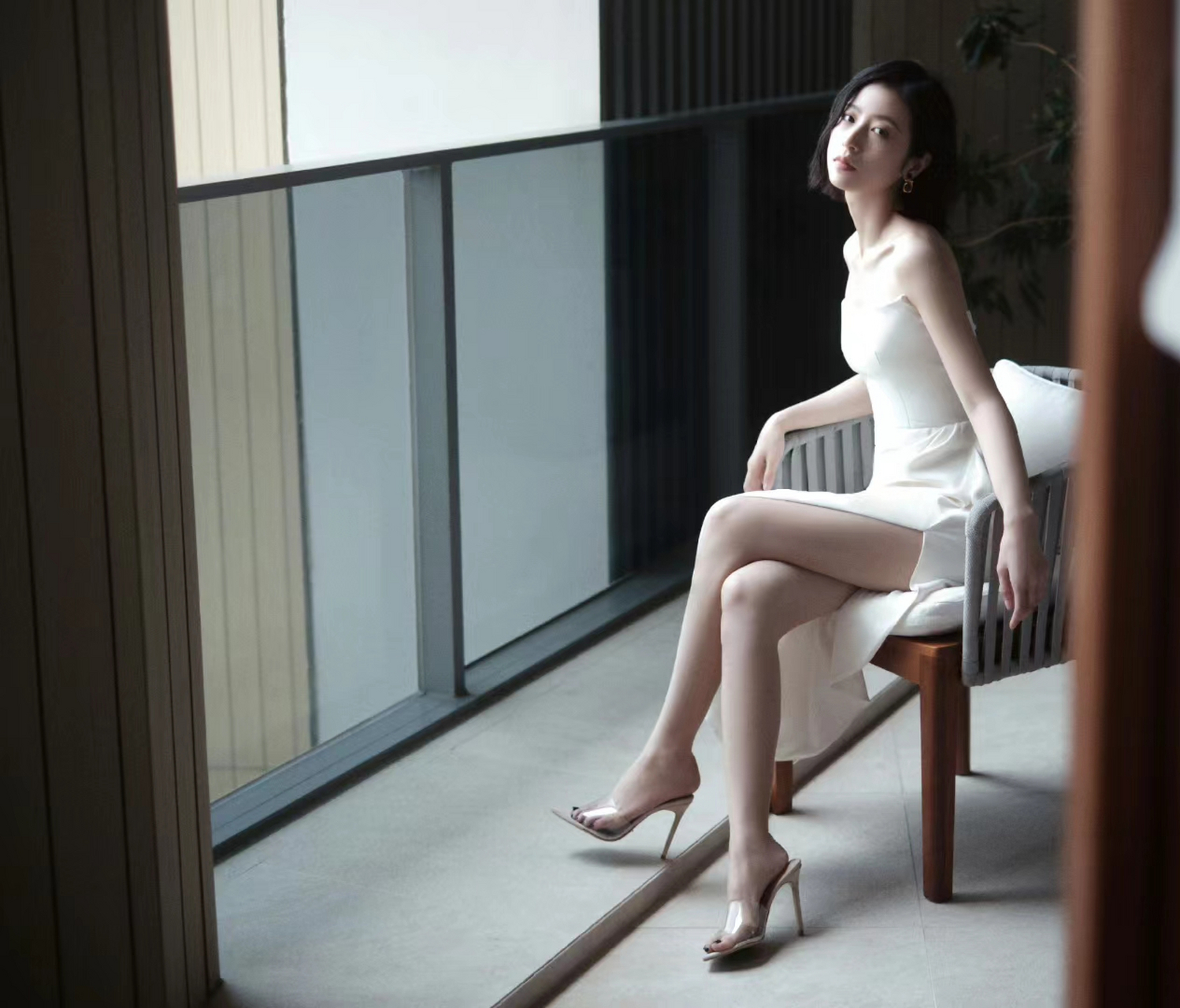 周雨彤透明高跟鞋