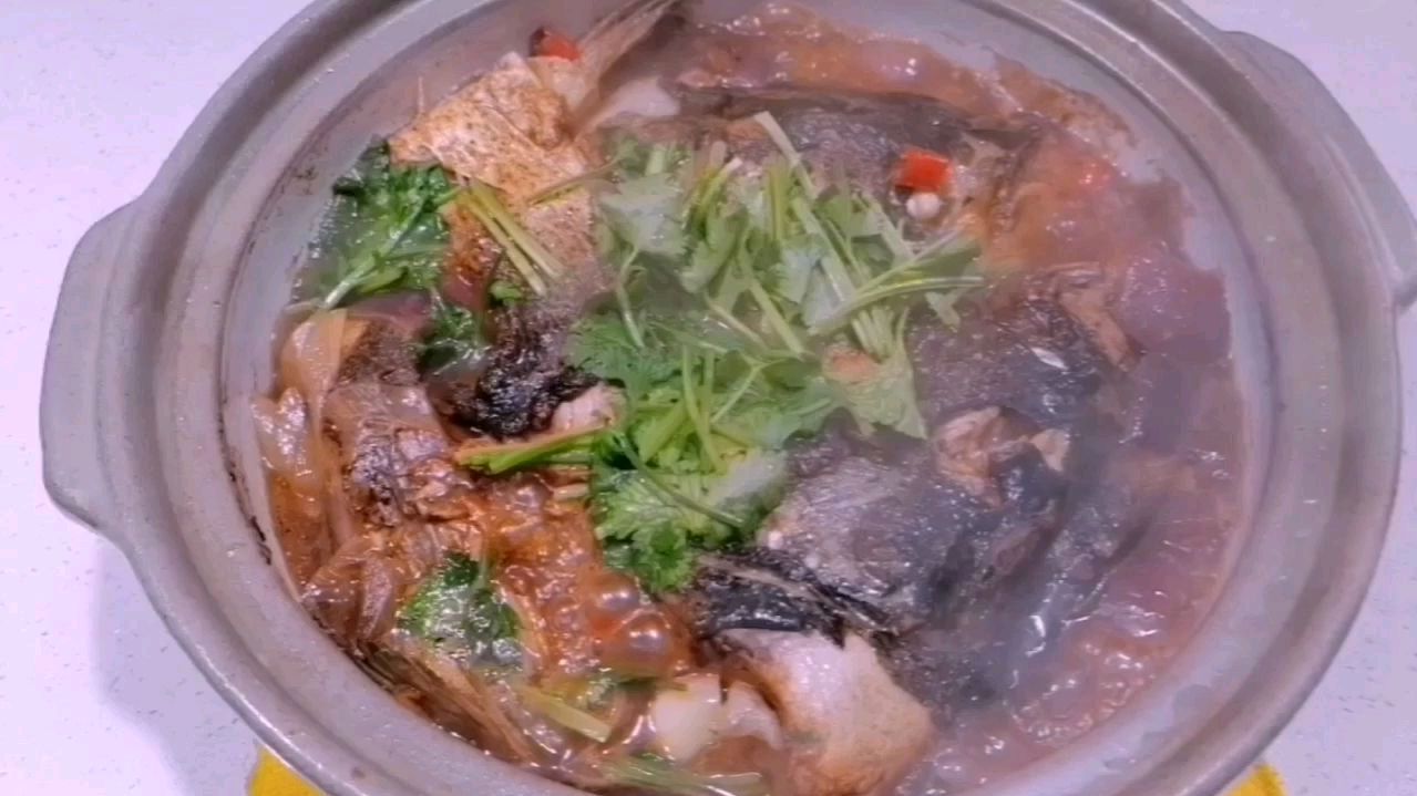 砂锅炖鱼头,家中常做的一道经典菜,鱼头肉质鲜美,汤汁泡饭更棒