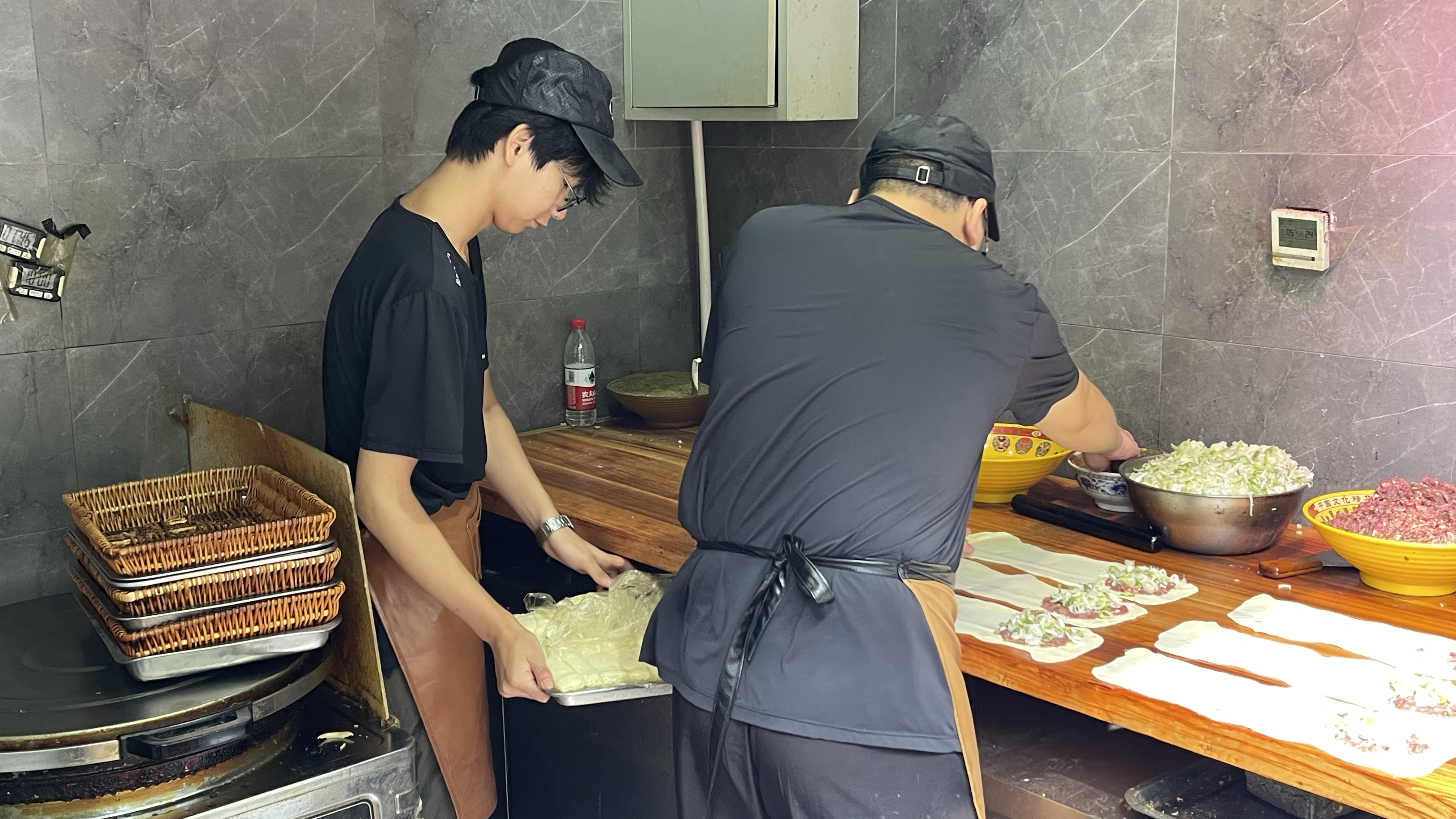 北京前门大街,买个牛肉饼,这个价格还可以吧
