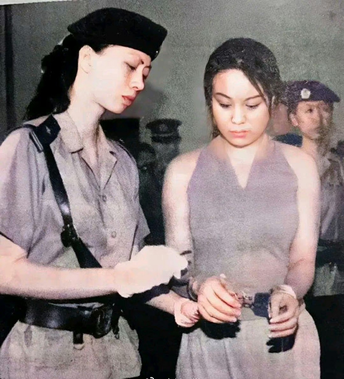 上世纪,被看守所内两名法警押解着的女大学生刘春洋.