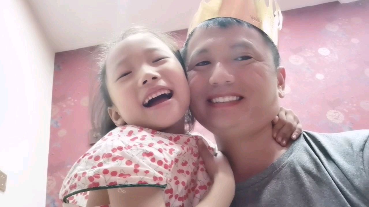 七夕节小伙和姐姐一起过生日,孩子们准备了一个小蛋糕
