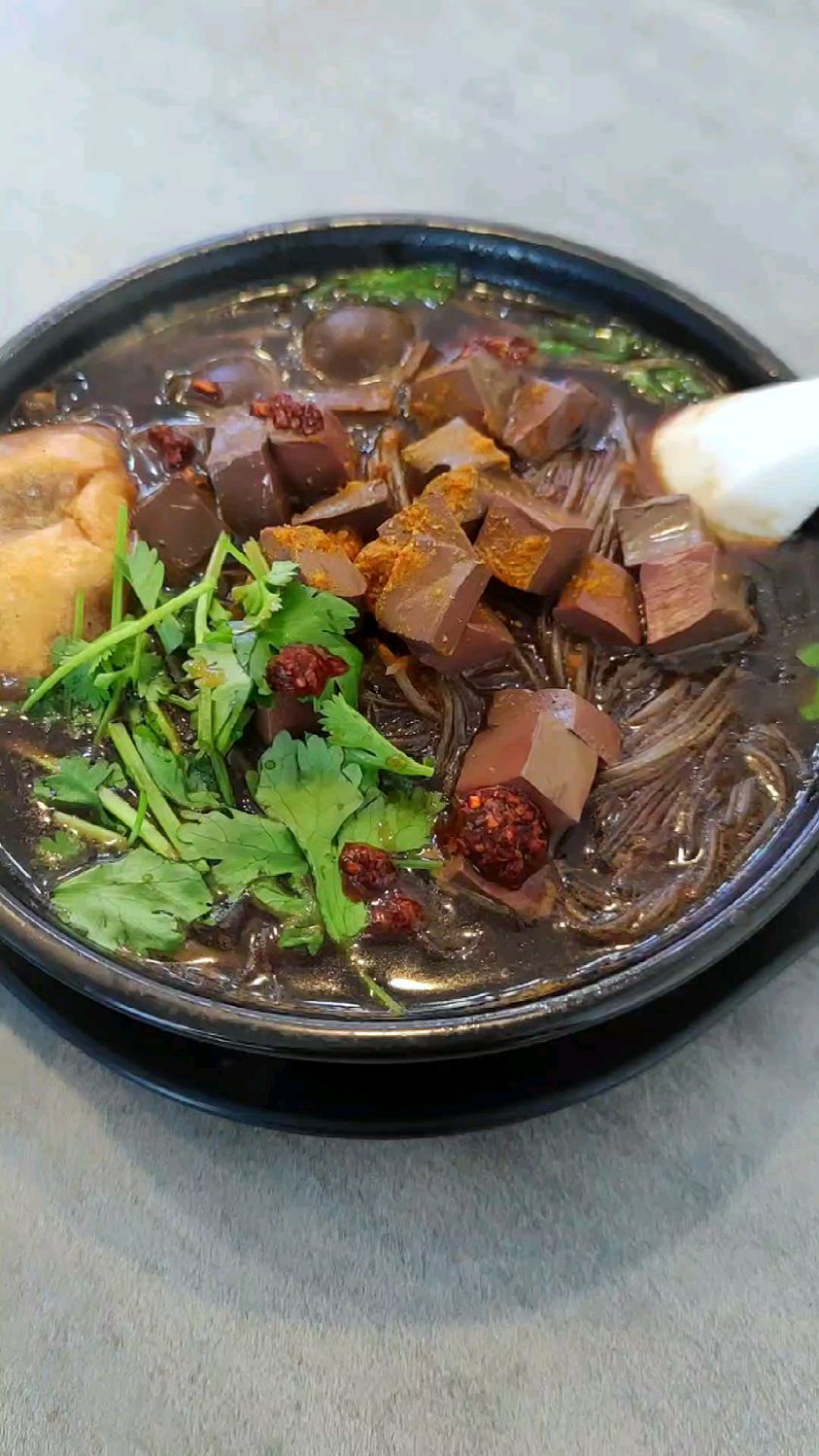 一场秋雨一场寒,来南京怎么能不吃一碗鸭血粉丝汤呢!