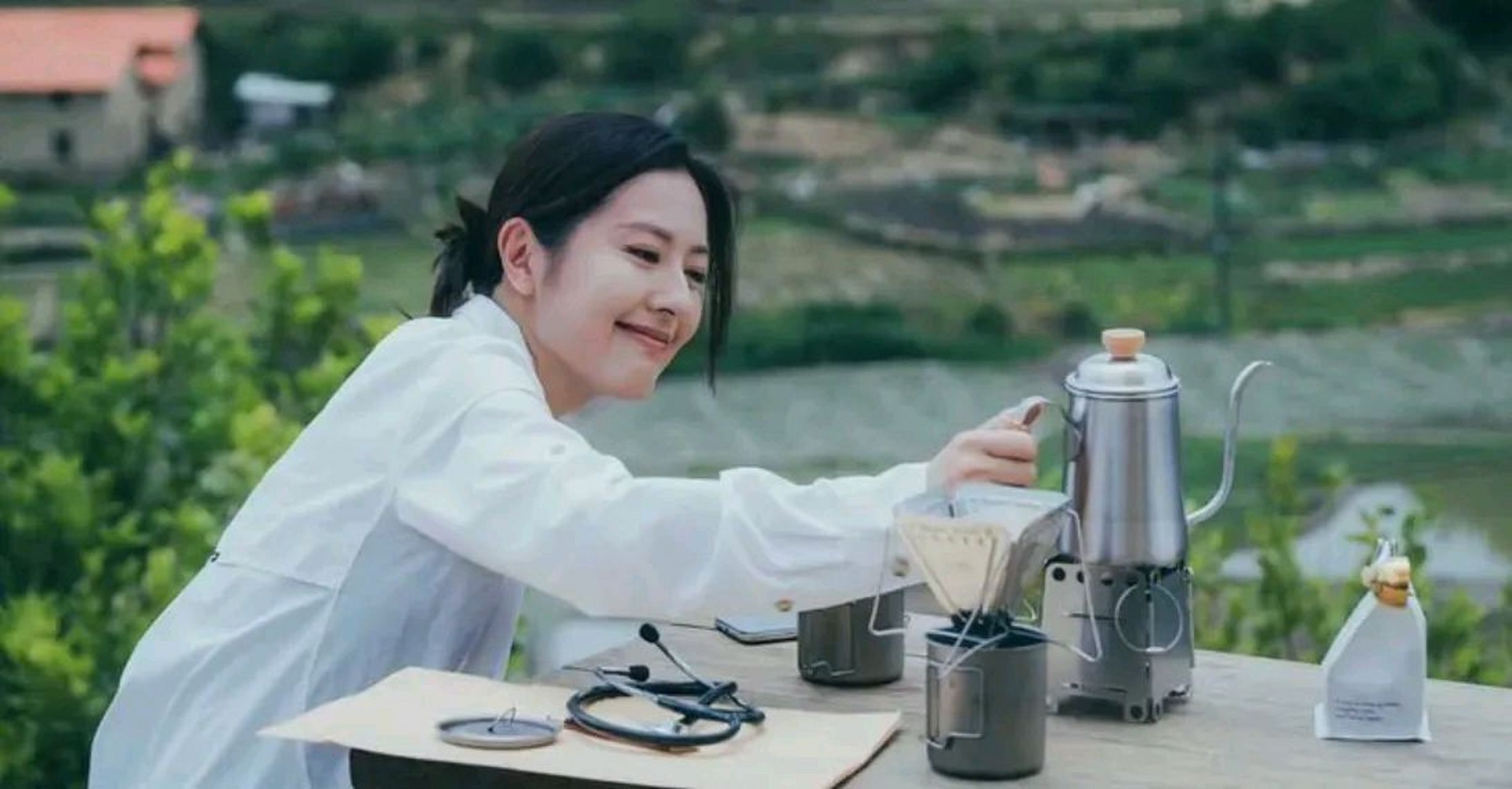 近日,视后唐诗咏正处于放大假的阶段  日前她穿着肚兜状的上衣大秀