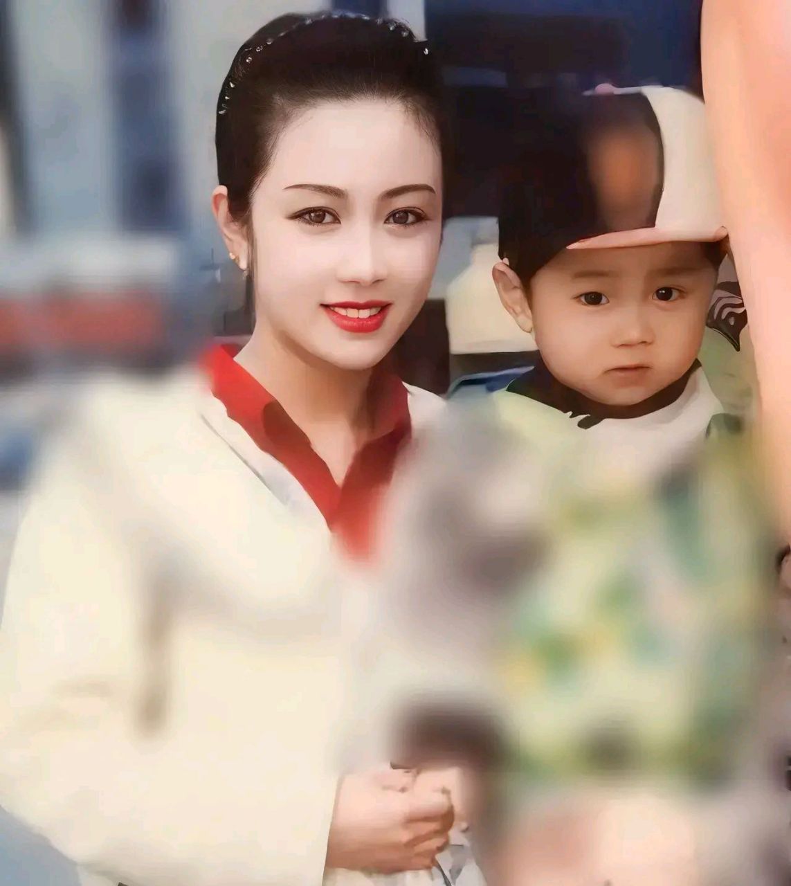 从温美玲和王亮直播间晒出的相片来看,第一,温美玲年轻时是真好看,不