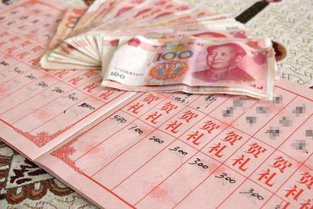 女子参加婚宴被冷落,拿出随礼惊艳全场,让瞧不起她的人无地自容