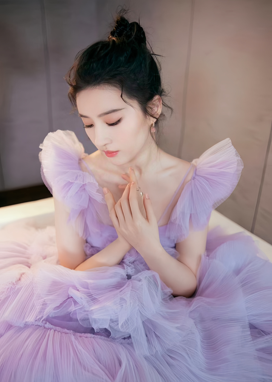 刘亦菲紫色仙女裙太仙了 满满少女感妥妥女神范#刘亦菲# #养眼美女