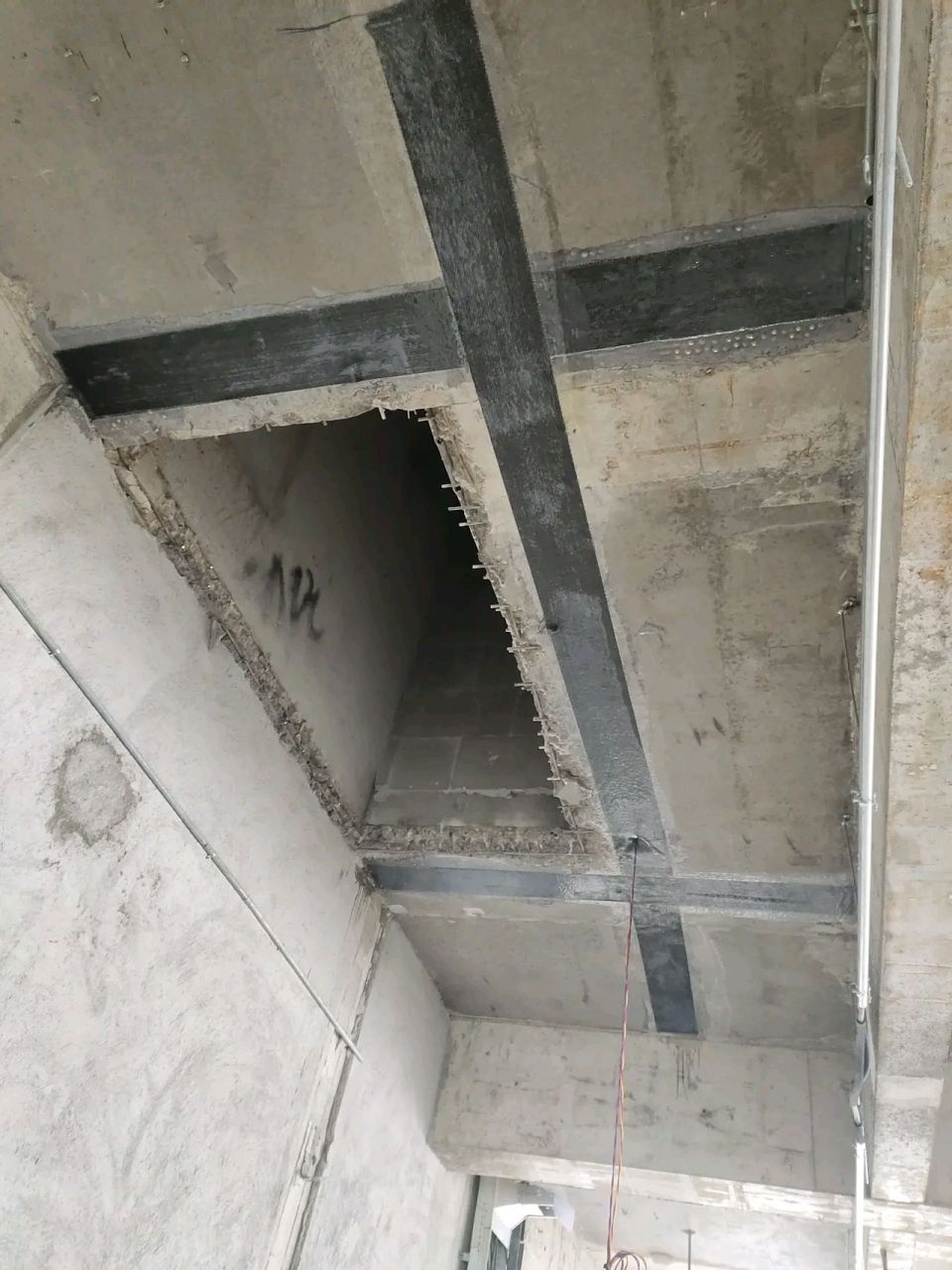 工地上楼板开洞后,用碳纤维布加固,这样所谓的加固措施真的能起到加固