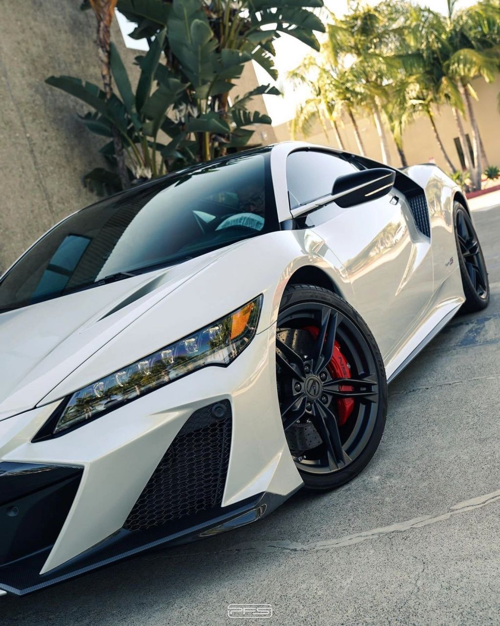 本田nsx是日本汽车制造商本田生产的一款高性能跑车,首次亮相于1990