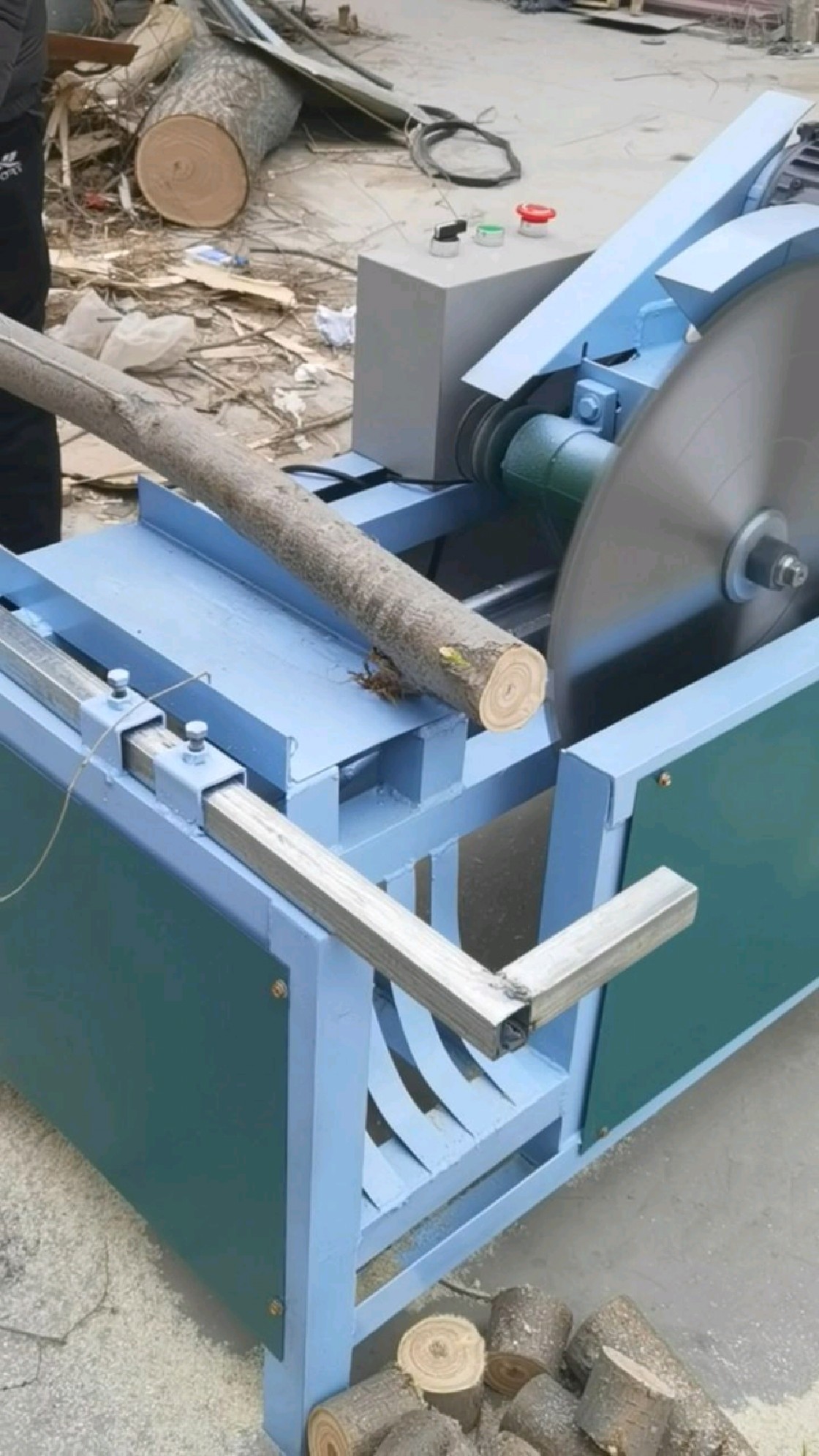 电动款断木锯接电即可操作移动方便可以截断20公分以下的圆木-度小视