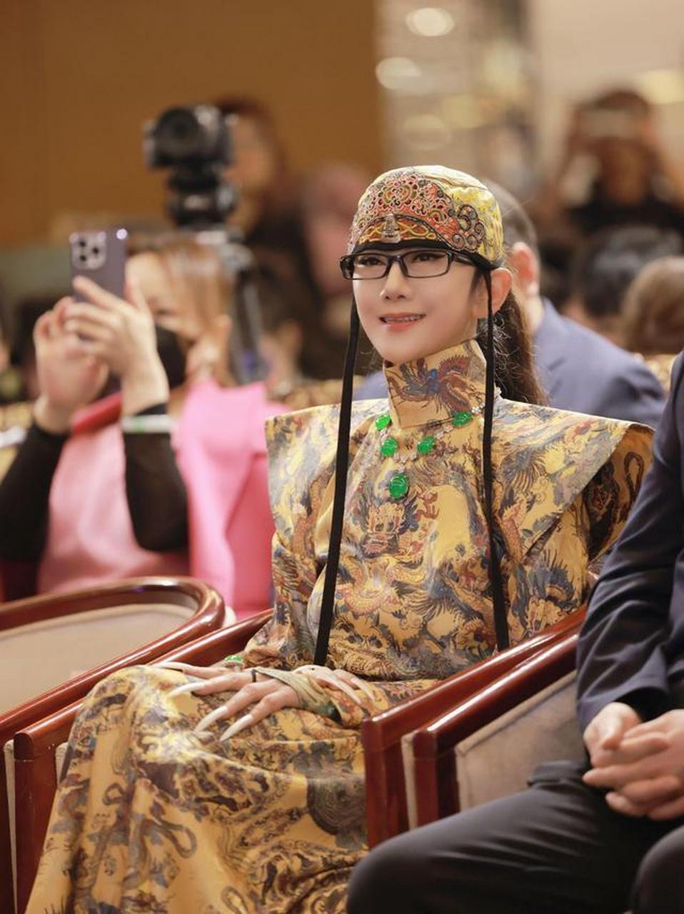 杨丽萍的新舞剧《春之祭》男舞者近乎全裸,引发大家的热议,有人认为男