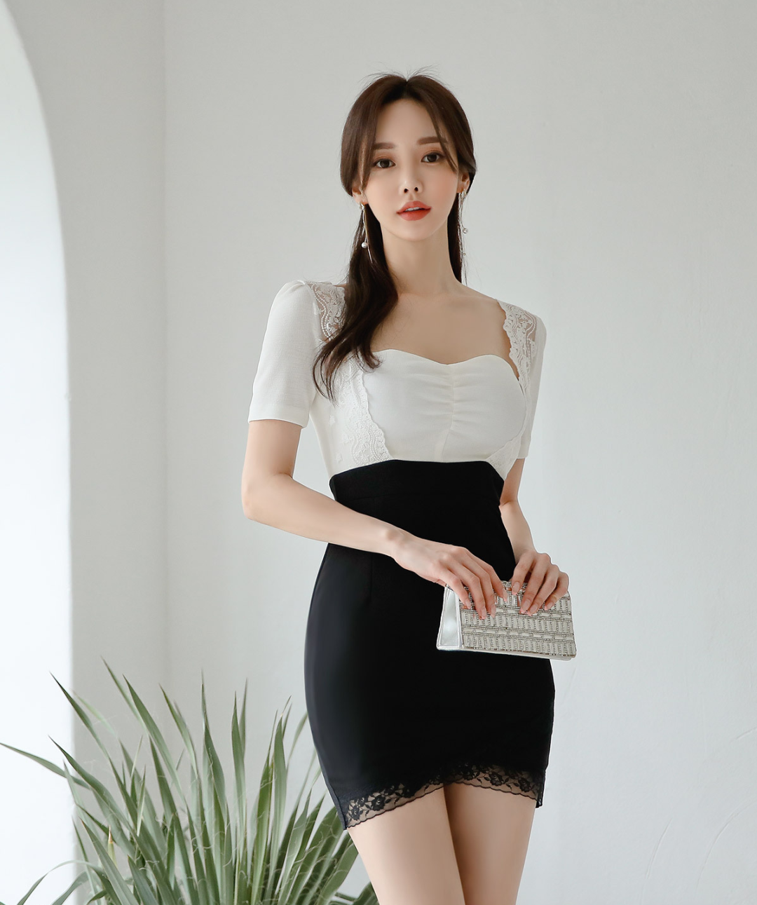 孙允珠韩国嫩模,低胸上衣搭配性感包臀裙穿搭,女人味十足