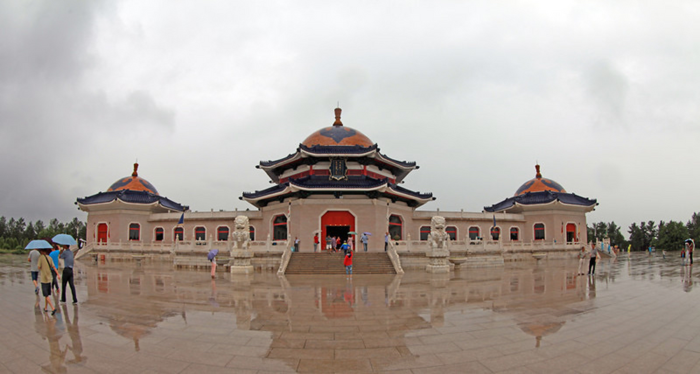 成吉思汗陵主体建筑由三座蒙古包式的大殿和与之相连的廊房组成,正殿