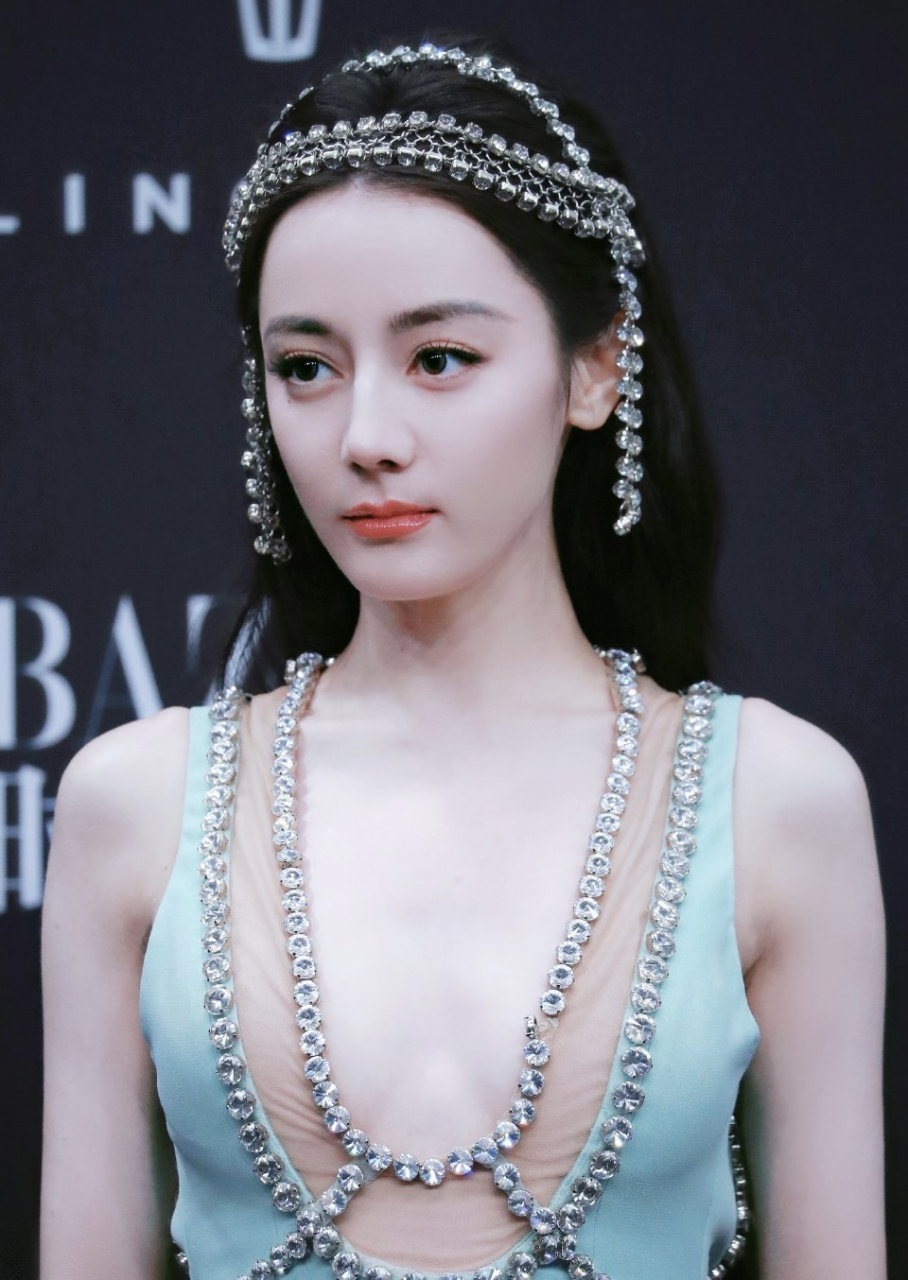 迪丽热巴,芭莎时尚红毯造型犹如刚出水的美人鱼!你们说惊不惊艳?