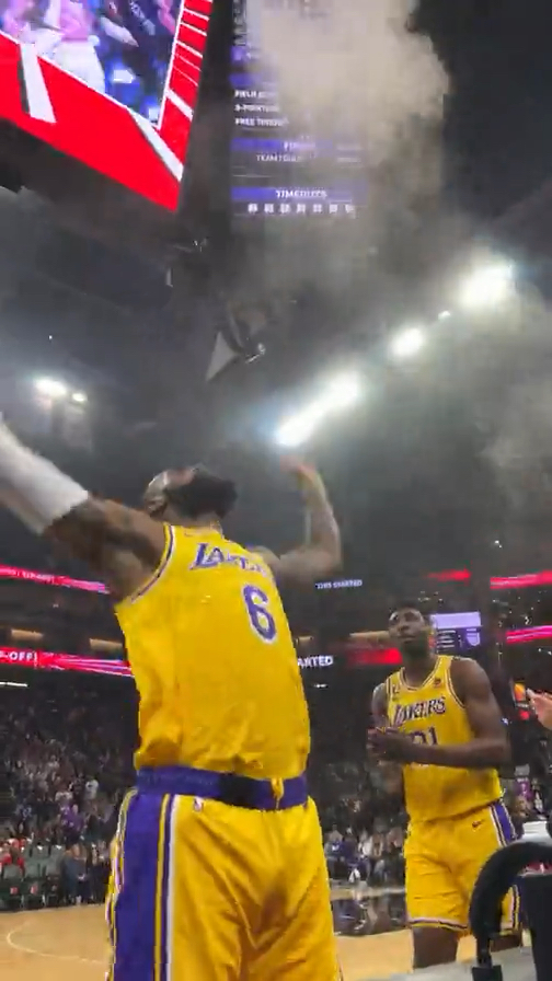 詹姆斯赛前撒镁粉仪式!