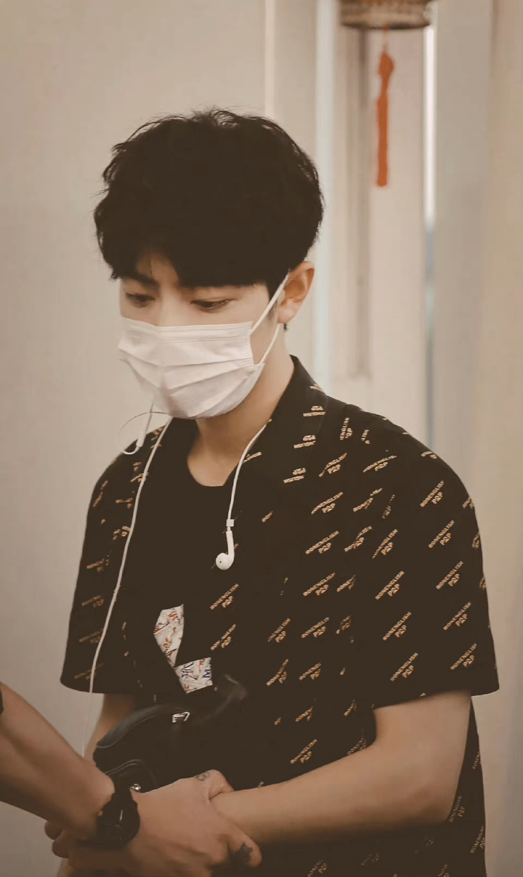 肖战|20180915 杭州萧山机场出发 超爱的回力战[爱你] 肖战,你眼里的