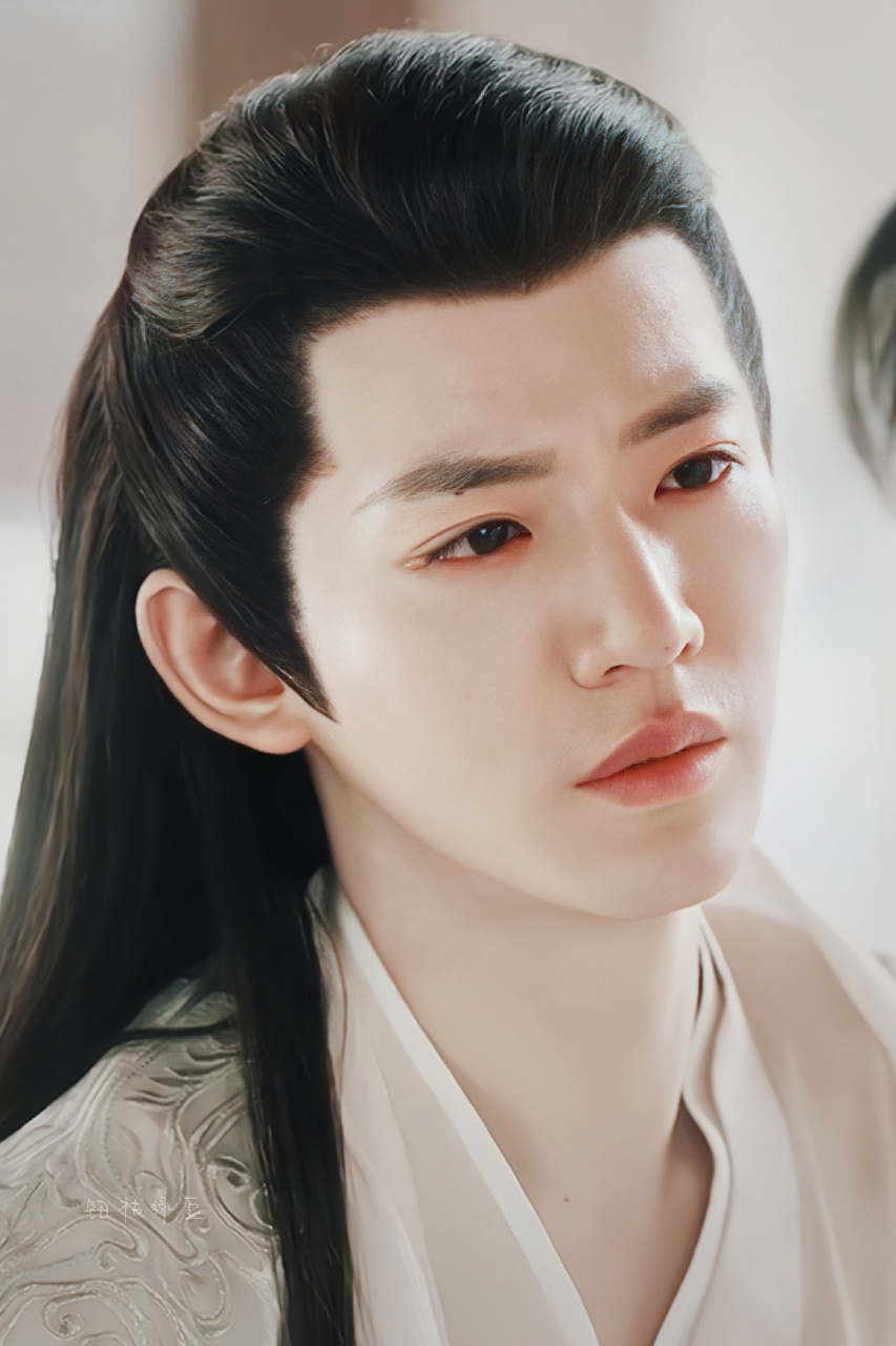 邓为饰演的涂山璟/叶十七,备受哥哥侮辱折磨多年,不成人样,但心中仍有