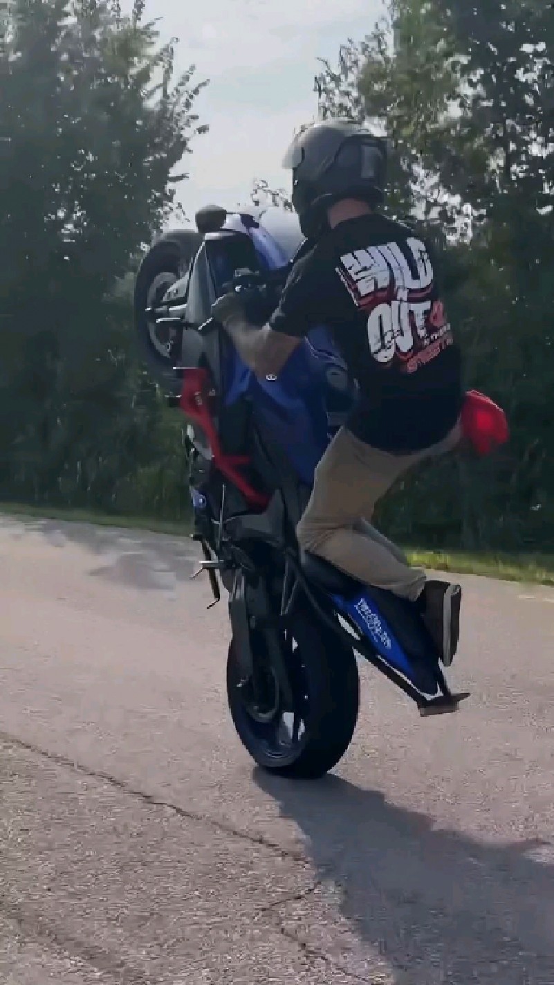 骑雅马哈r7翘头