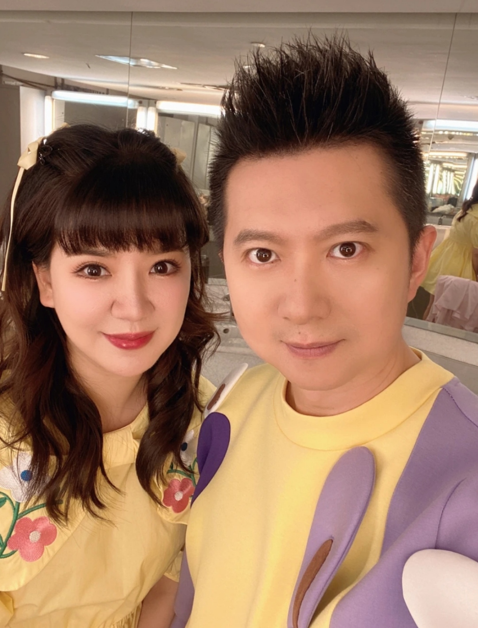 主持人红果果绿泡泡同台主持六一节目,两口子二胎都生了,还是哥哥姐姐