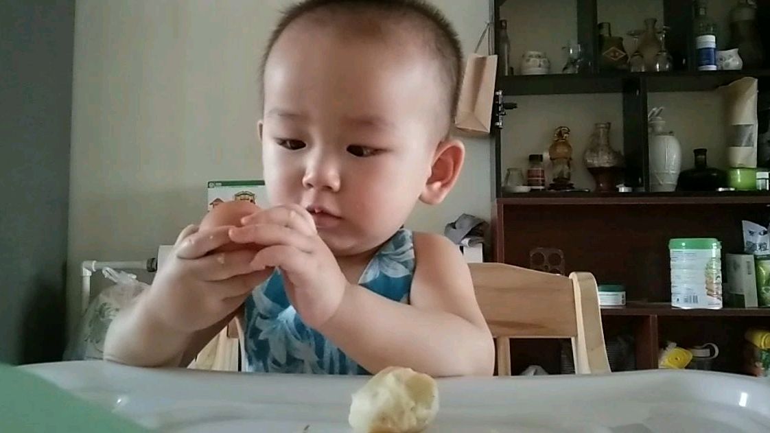 小宽早饭时间爱跟大人逗着玩