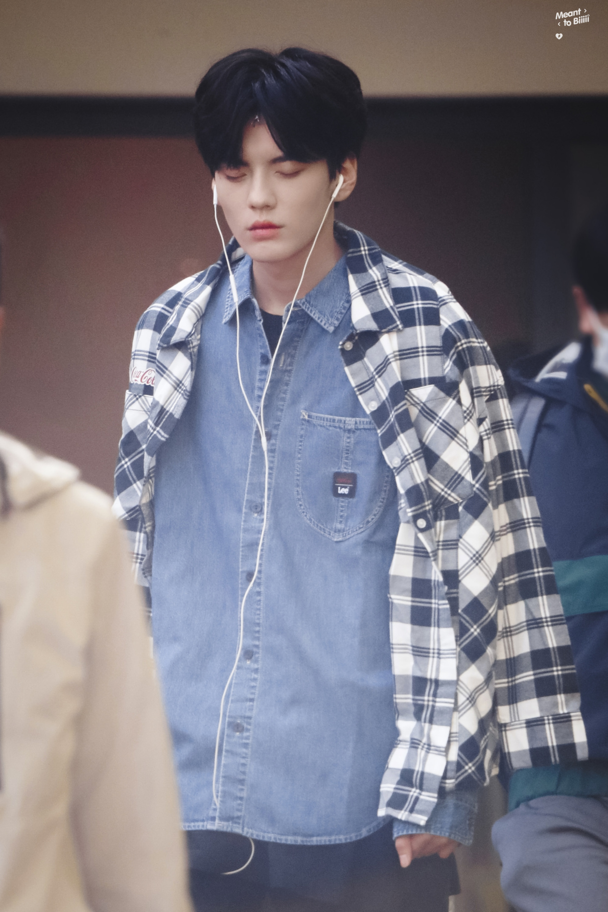 毕雯珺上班饭拍,外套叠穿增加层次感,早秋男友风搭配