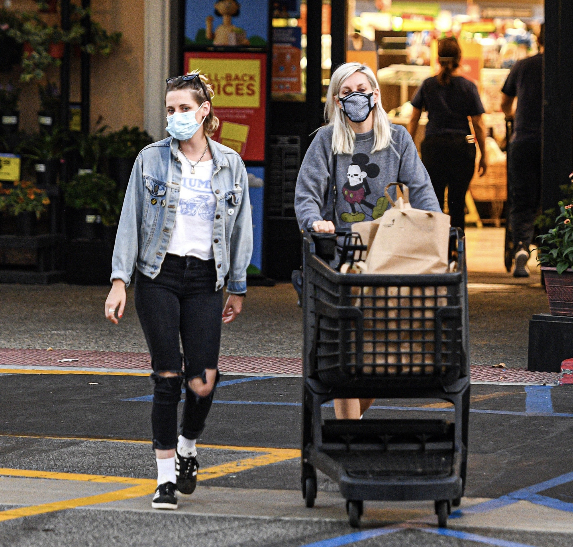 幸福!克里斯汀·斯图尔特和女友dylan meyer马里布最新街拍