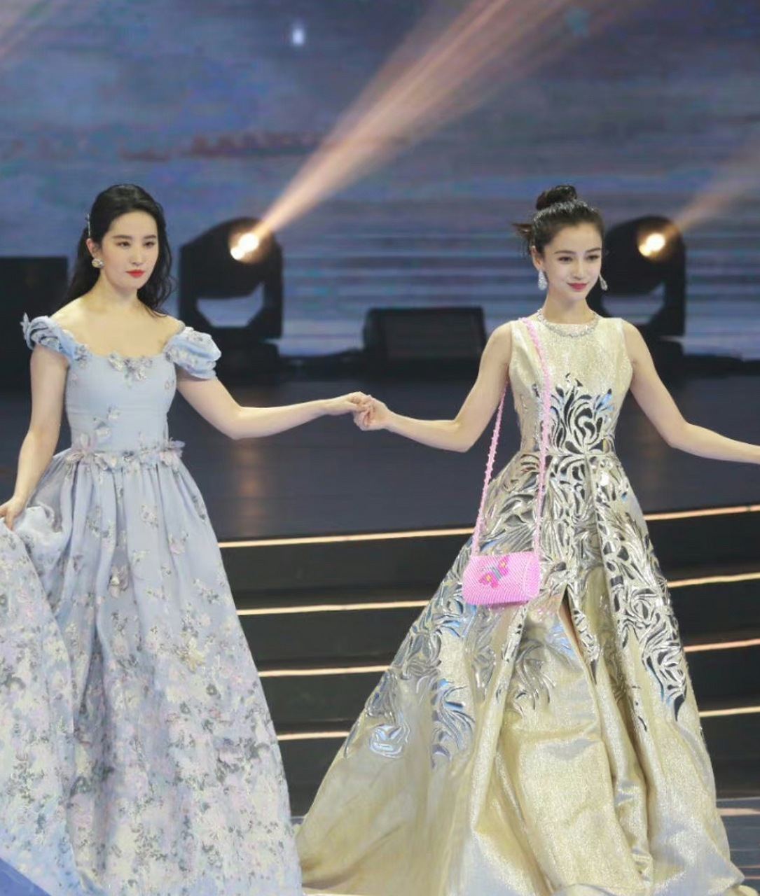 刘亦菲与杨颖同框 大家更pick哪一个?