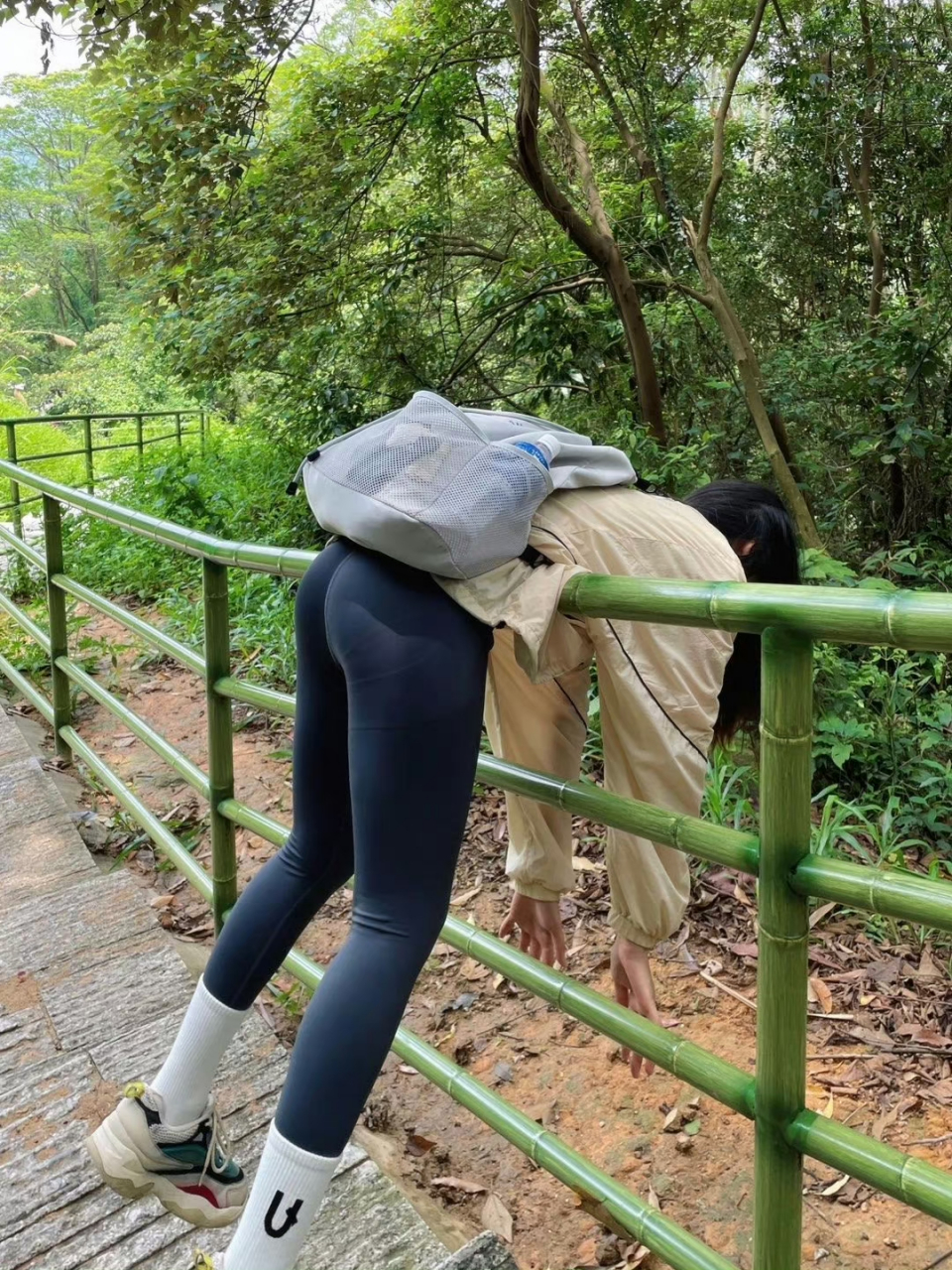 奇了怪了,这是爬山累趴了?