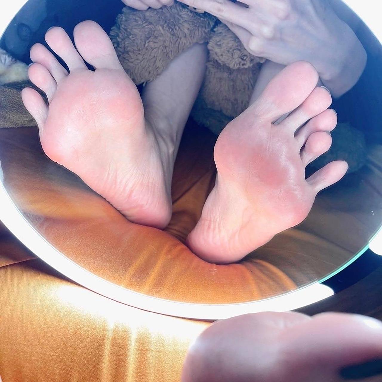 你们觉得足弓好看还是脚背好看