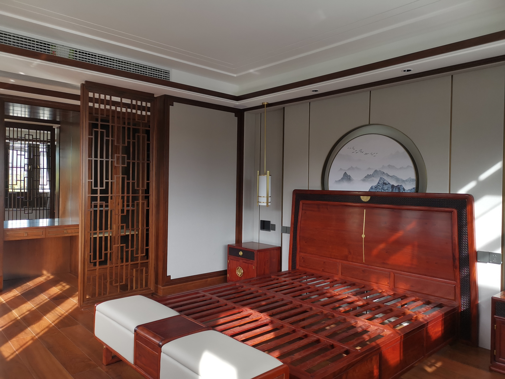 我觉得有条件的话,卧房最优选择大果紫檀新中式床,正所谓坐酸枝睡紫檀