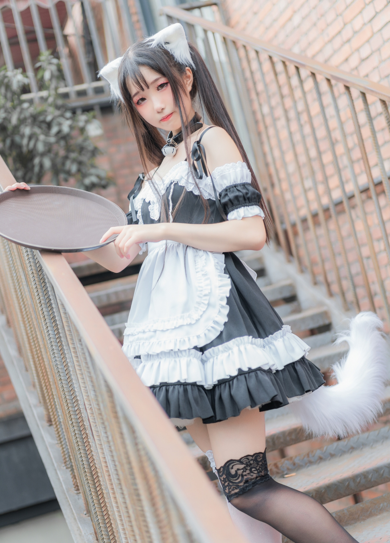 cosplay:穿黑白两色丝袜的猫娘女仆,想撸一把她屁股后面的白尾巴
