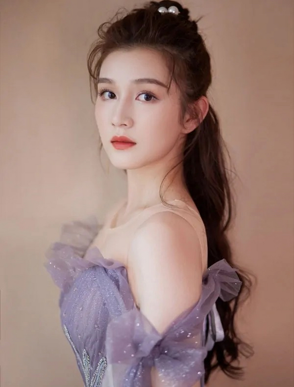 阮巨,1999年10月10日出生于贵州省贵阳市,中国内地影视女演员,毕业于