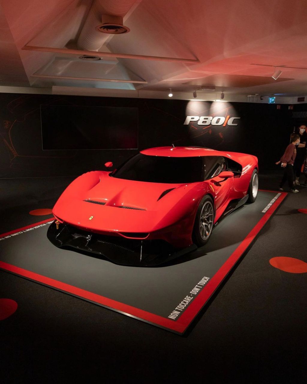法拉利p80/c是一款定制化的超级跑车,由法拉利公司根据客户的要求和