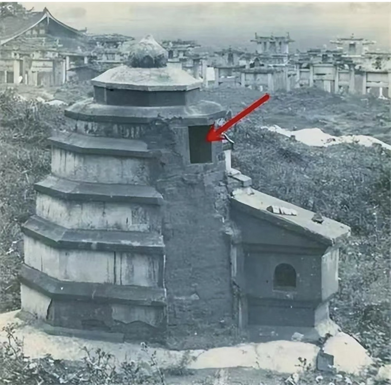 旧时代女婴的终结地−弃婴塔.  这是晚清时期,外国摄影师在中国南方